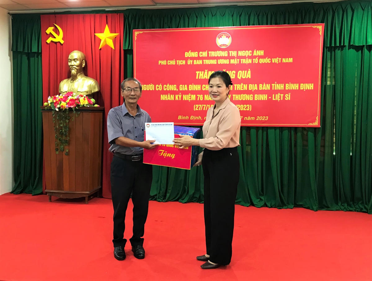 Phó Chủ tịch Trương Thị Ngọc Ánh thăm, tặng quà Trung tâm Chăm sóc và Điều dưỡng Người có công Bình Định.