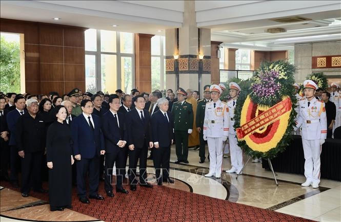 Đoàn đại biểu Ban Chấp hành Trung ương Đảng do đồng chí Trương Thị Mai, Ủy viên Bộ Chính trị, Thường trực Ban Bí thư, Trưởng Ban Tổ chức Trung ương dẫn đầu, viếng Phó Thủ tướng Lê Văn Thành. Ảnh: Lâm Khánh /TTXVN.
