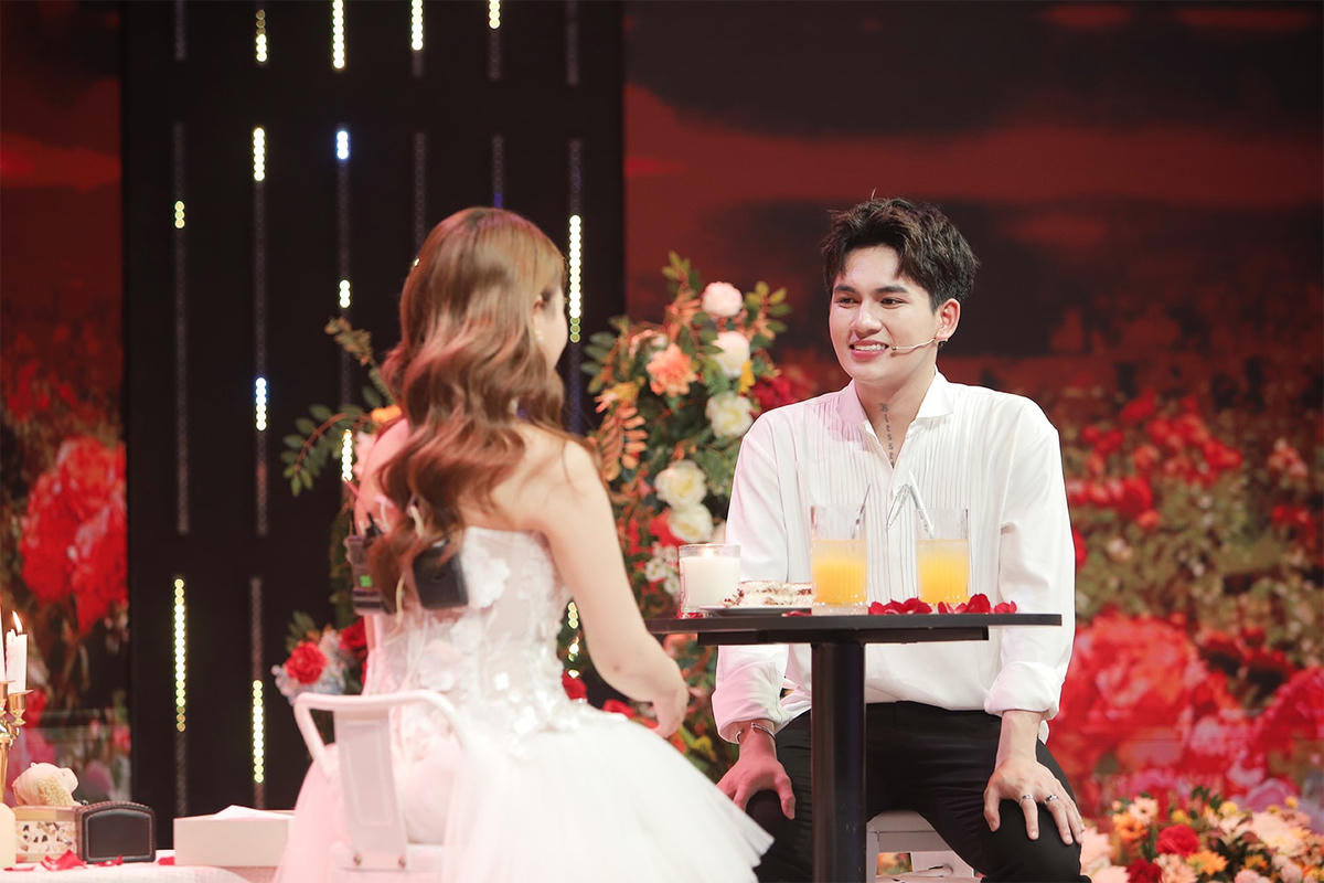 Hiệp Tuấn Trần và Thu Phương vui vẻ trò chuyện trên sân khấu Tỏ tình hoàn mỹ.