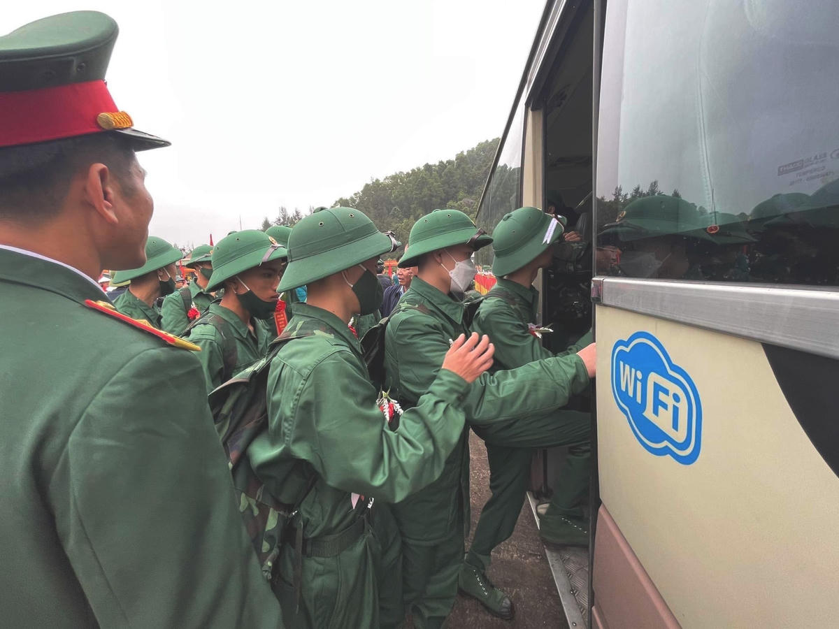 Trong giây phút chia tay, xen lẫn niềm háo hức, phấn khởi lên đường tòng quân, nhiều tân binh không cầm được nước mắt vì phải xa người thân, bạn bè để bước vào cuộc sống mới đầy thử thách nhằm bảo vệ sự bình yên cho Tổ quốc.