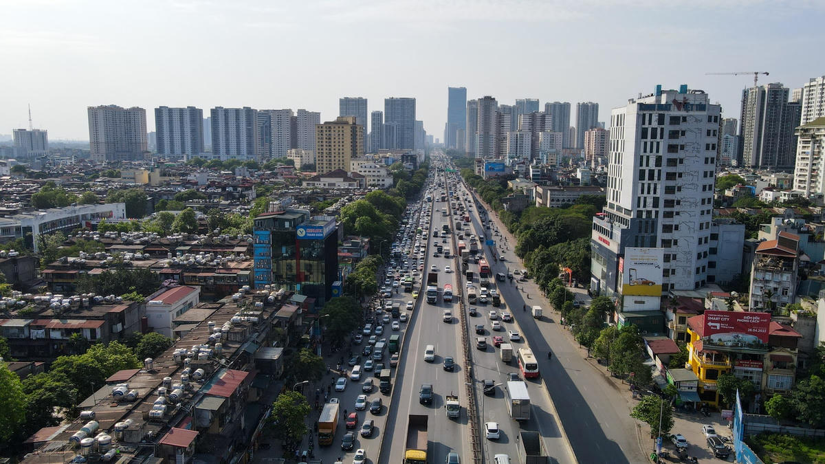 Chiều ngày 3/5, kết thúc 4 ngày nghỉ lễ kéo dài, nhiều người dân đã trở lại Hà Nội để bắt đầu cho tuần làm việc mới. Hàng loạt tuyến đường trong và ngoại thành đã trở nên kẹt cứng do lượng xe máy, ô tô đổ về đông đúc.