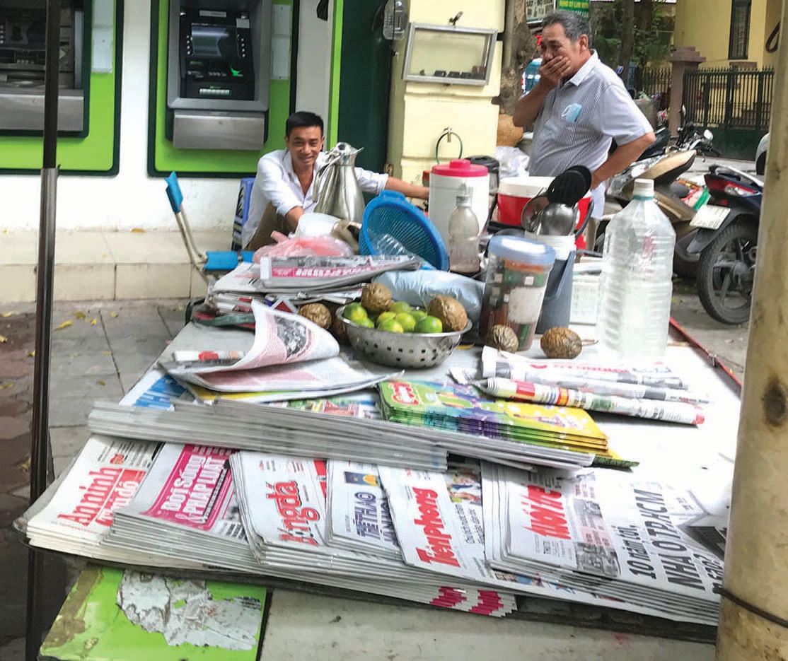 Sạp báo nhỏ góc phố Lý Nam Đế - Phan Đình Phùng.  
