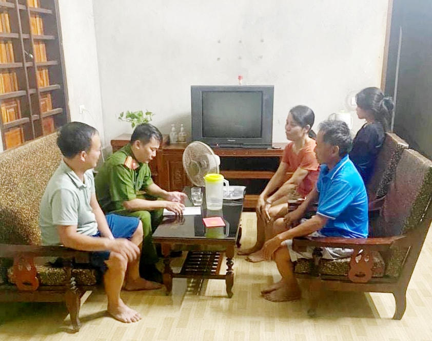 Ngay trong đêm các chiến sĩ Công an xã Xuân Lĩnh đã đưa thanh niên đi lạc về với gia đình.
