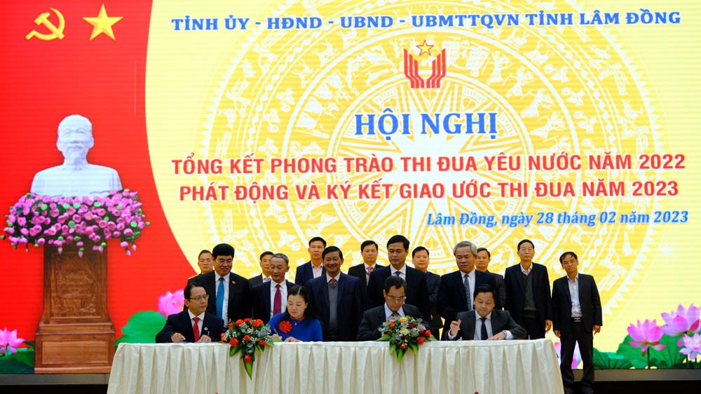 Đại diện các đơn vị ký kết giao ước thi đua năm 2023.