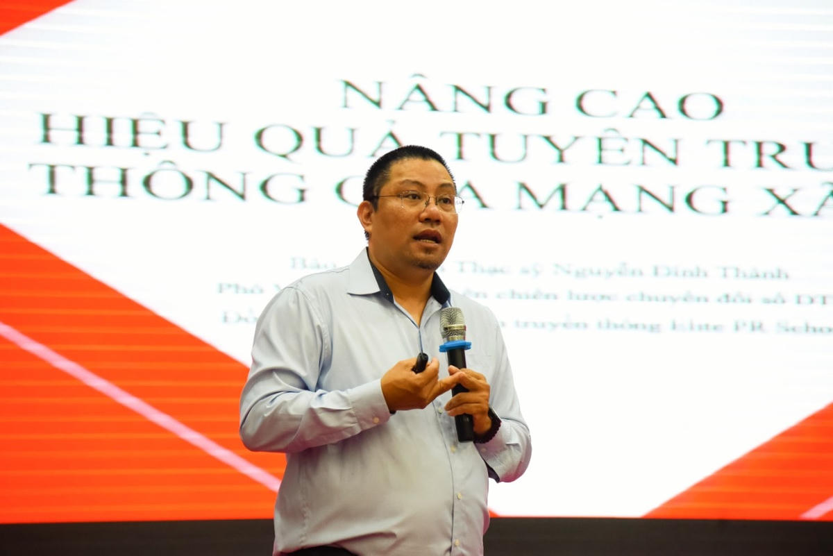 Thạc sĩ Nguyễn Đình Thành, Viện Phó Viện chiến lược chuyển đổi số DTSI truyền đạt chuyên đề "Nâng cao hiệu quả truyền thông qua mạng xã hội, kỹ năng vận hành, quản lý, sử dụng, biên tập thông tin trang mạng xã hội", một chuyên đề đang được cán bộ Mặt trận cơ sở quan tâm.