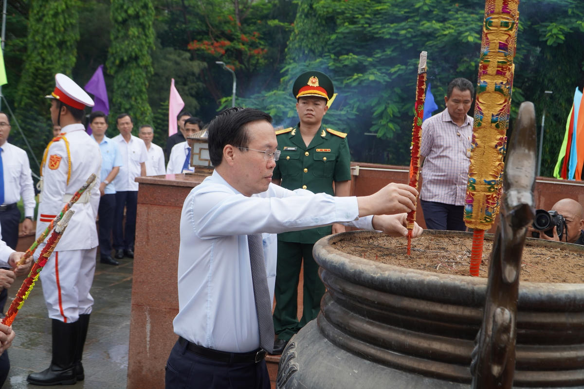 Chủ tịch nước Võ Văn Thưởng dâng hương tưởng niệm các Anh hùng liệt sĩ. 