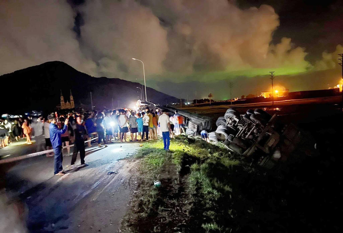 Chiếc xe đầu kéo bị lật nghiêng bên vệ đường.