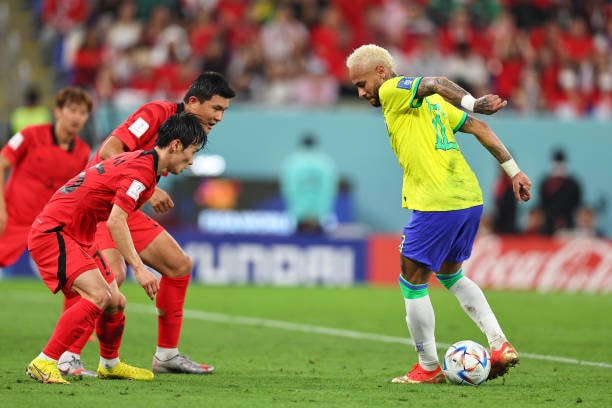 Các vũ công Sam ba với nhạc trưởng Neymar đã nhảy múa trên sân 974.