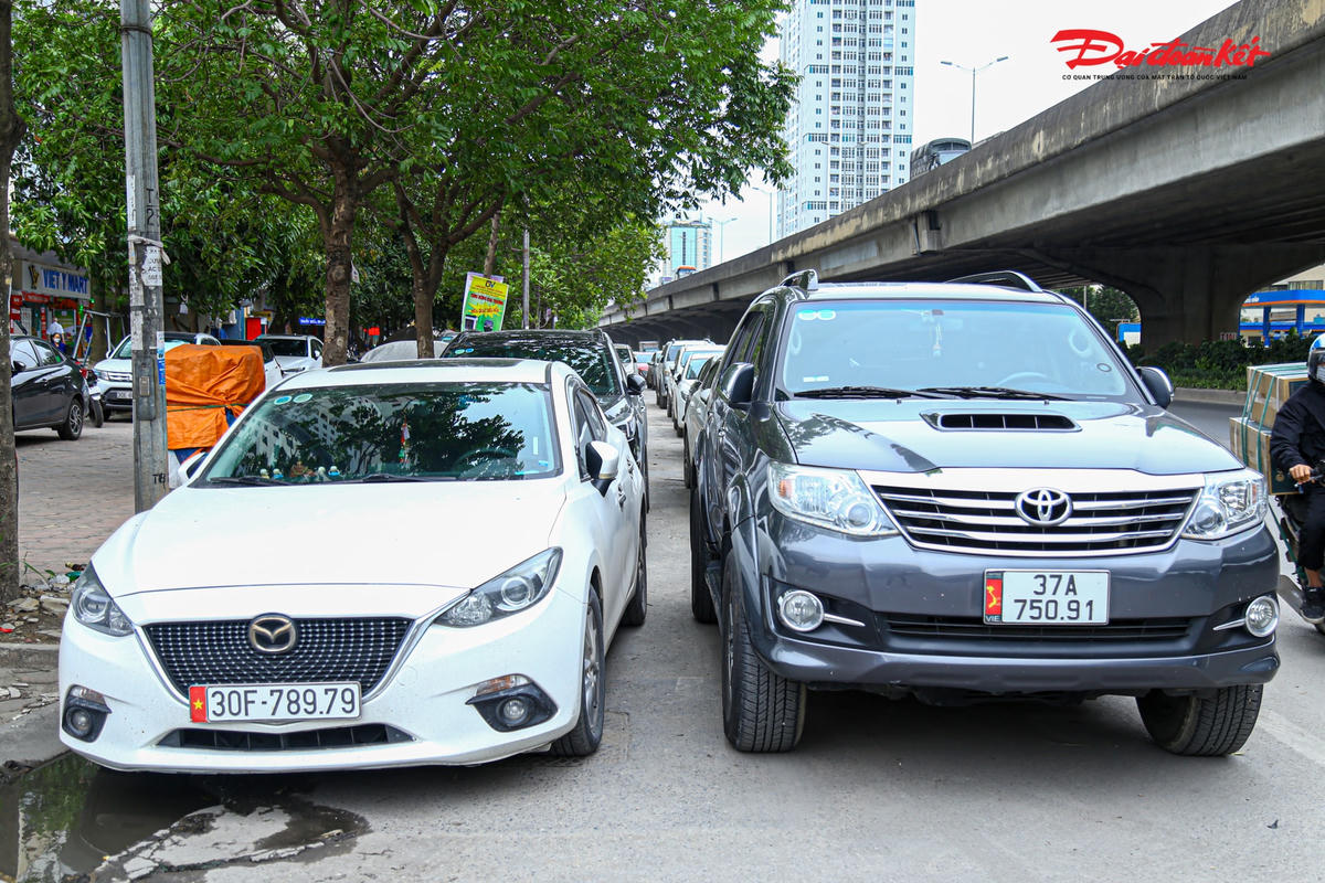 Hàng loạt xe ô tô BKS: 30F-789.79, 37A-750.91; 30A-304.15, 30E-335.84… cùng hàng trăm xe ô tô cá nhân khác bất chấp biển báo cấm đỗ xe được dựng ở khu vực, ngang nhiên nối đuôi nhau dừng, đỗ trên mặt đường dài khoảng hơn 200 m để vào các tòa chung cư tại KĐT Kim Văn - Kim Lũ.