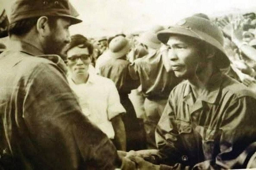 Đồng chí Nguyễn Đức Huy (bên phải) vinh dự được gặp Chủ tịch Cu Ba Fidel Castro tại chiến trường Quảng Trị năm 1973. (Ảnh tư liệu)