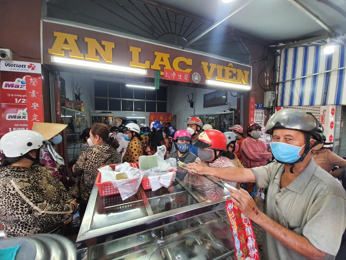 Người mua vây kín một tiệm bán bánh báo ở chợ phường 3, TP Bạc Liêu.Người dân quan niệm cúng banh bao ngày vía Thần Tài sẽ mang lại nhiều may mắn.Ngoài ra, bánh bao, bánh bò, bánh da lợn, bánh bông lan cũng bán rất đắt. Nếu như ngày thường chỉ có vài điểm bán và số lượng không nhiều nhưng trong ngày vía Thần Tài, xuất hiện nhiều điểm bán bánh với số lượng lớn.  Nếu đến mua trễ sẽ không còn bánh để mua.