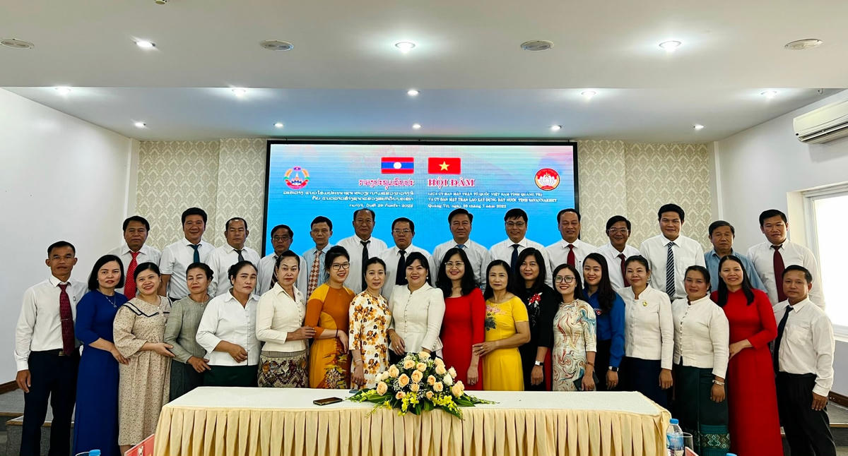 Đại biểu 2 đoàn chụp ảnh lưu niệm.