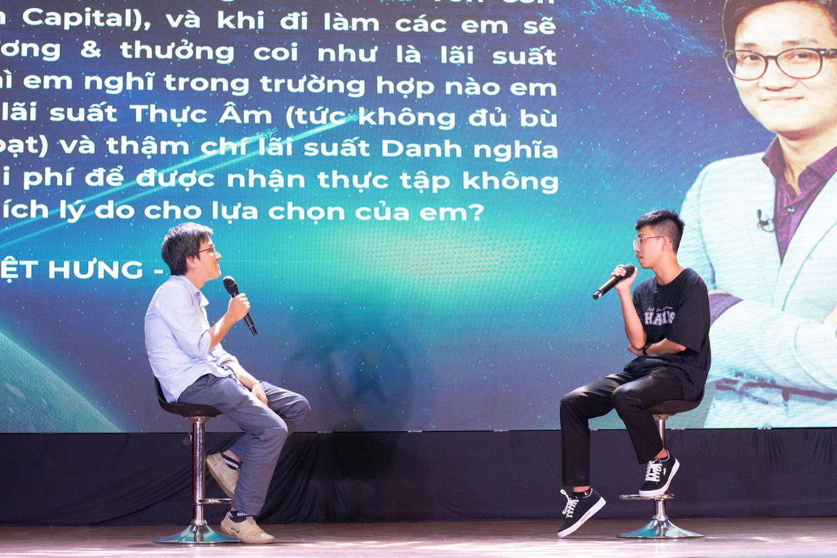 Nhà thông thái Trần Việt Hưng “Mr. X77” đối chất với bạn Hoàng Duy Thành trên ghế nóng.