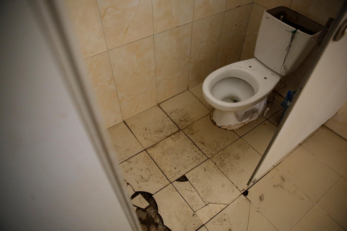 Sàn nhà vệ sinh đã bị vỡ sau nhiều năm hoạt động.