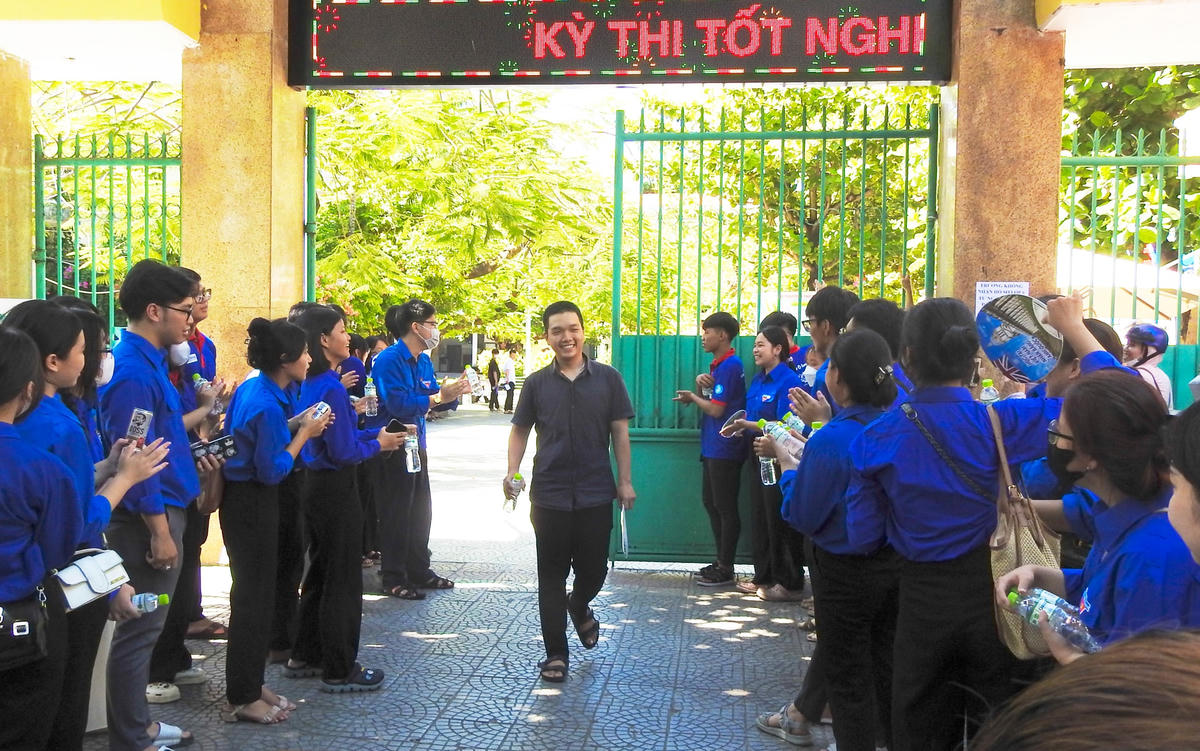 Thí sinh tại điểm thi Trường THPT Pham Châu Trinh và Trường THCS Kim Đồng tự tin hoàn thành bài thi môn Ngữ văn. Ảnh B.Nguyên.
