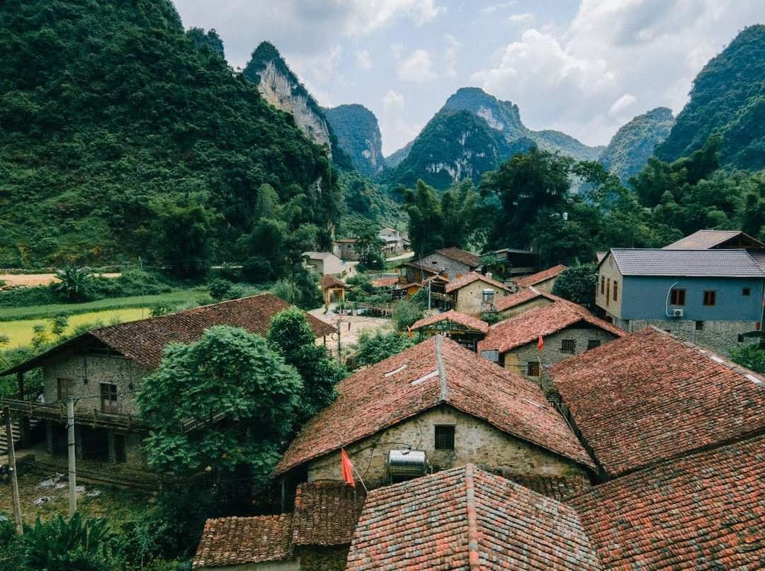 Làng Khuổi Ky được đặt theo tên của con suối xanh mát ngay lối đi vào bản. Những ngôi nhà được xây dựng hoàn toàn bằng đá và lợp ngói âm dương truyền thống.