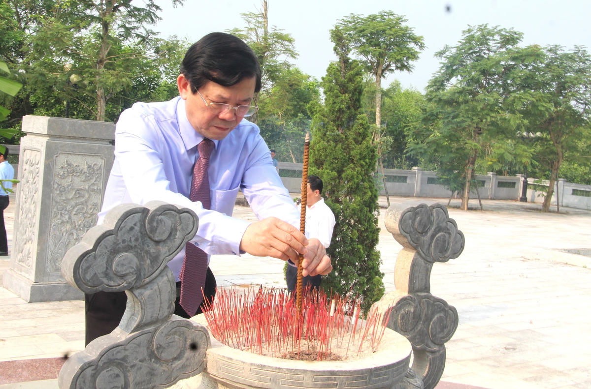 Ông Nguyễn Hữu Dũng dâng hương tại khu mộ cụ Huỳnh Thúc Kháng.