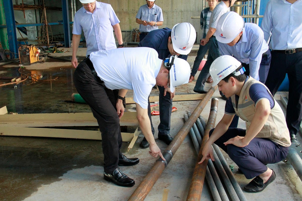 Lãnh đạo Tập đoàn kiểm tra công tác hàn đường ống của hệ thống khử lưu huỳnh.