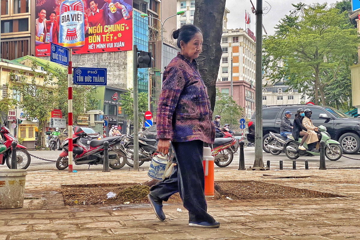 Bà Cương vẫn hàng ngày kiếm sống trên vỉa hè dù biết vi phạm quy định.