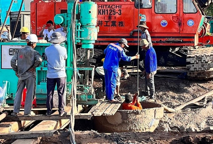 Chuyên gia hiến kế nhổ cọc bê tông nặng 20 tấn