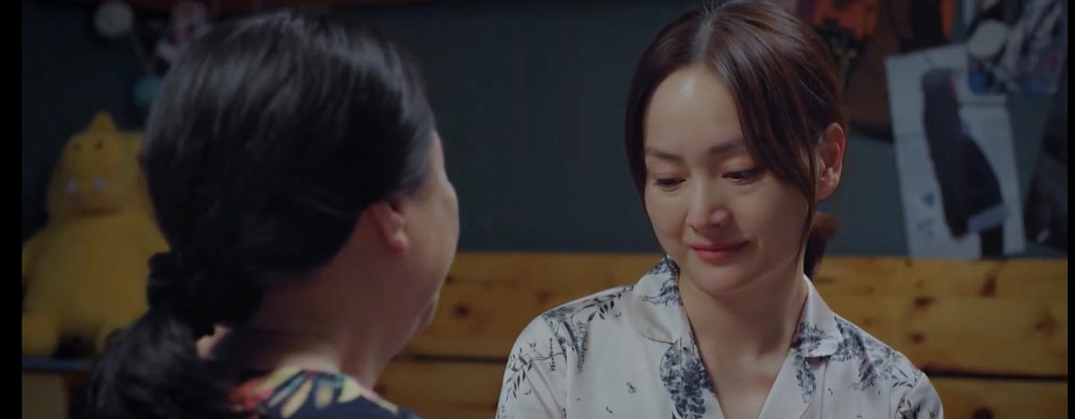 Vân Khánh khóc thút thít khi nghe mẹ dặn dò. Ảnh: CMH. 