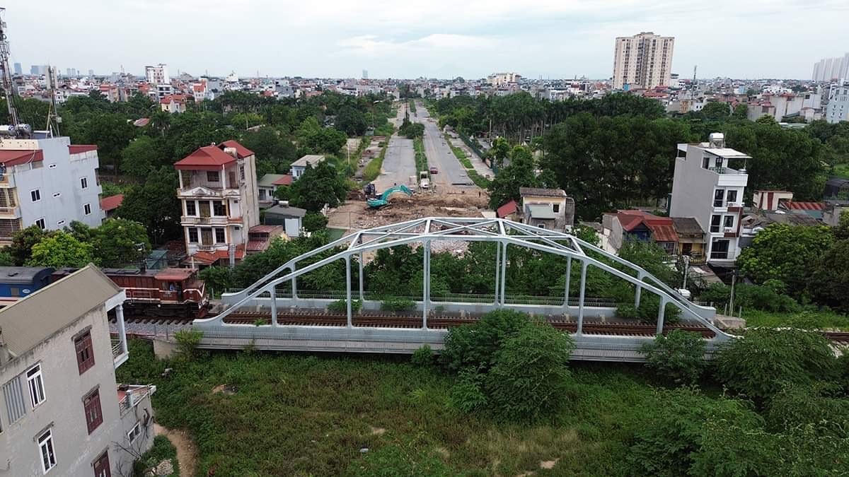 Tuyến đường 40m nối từ đường Nguyễn Văn Cừ đến hết khu tái định cư phường Ngọc Thụy, quận Long Biên được UBND TP Hà Nội phê duyệt chỉ giới đường đỏ năm 2011. Đến ngày 6/11/2018, quận Long Biên đã tổ chức khởi công dự án.