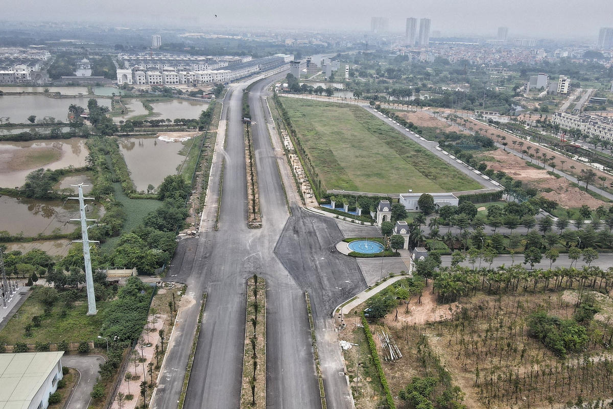 UBND huyện Hoài Đức cho hay đã hoàn thành giải phóng mặt bằng với phần diện tích đất ở và đất nông nghiệp, chỉ còn vướng mắc khu di chỉ Vườn Chuối, phần diện tích đất quốc phòng và nghĩa trang.