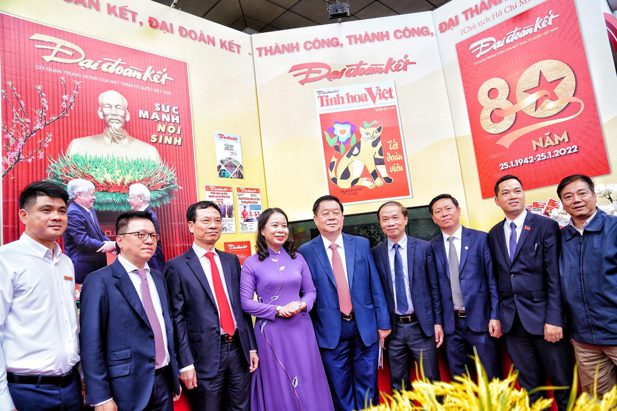 Ông Nguyễn Trọng Nghĩa, Trưởng ban Tuyên giáo Trung ương; bà Võ Thị Ánh Xuân, Phó Chủ tịch nước; ông Nguyễn Mạnh Hùng, Bộ trưởng Bộ Thông tin - Truyền thông; ông Phạm Tất Thắng, Phó Trưởng ban Thường trực Ban Dân vận Trung ương; ông Lê Quốc Minh, Tổng biên tập Báo Nhân dân, Phó Trưởng ban Tuyên giáo Trung ương, Chủ tịch Hội Nhà báo Việt Nam; ông Trần Thanh Lâm, Phó Trưởng ban Tuyên giáo Trung ương tham quan gian trưng bày Báo Đại Đoàn Kết.