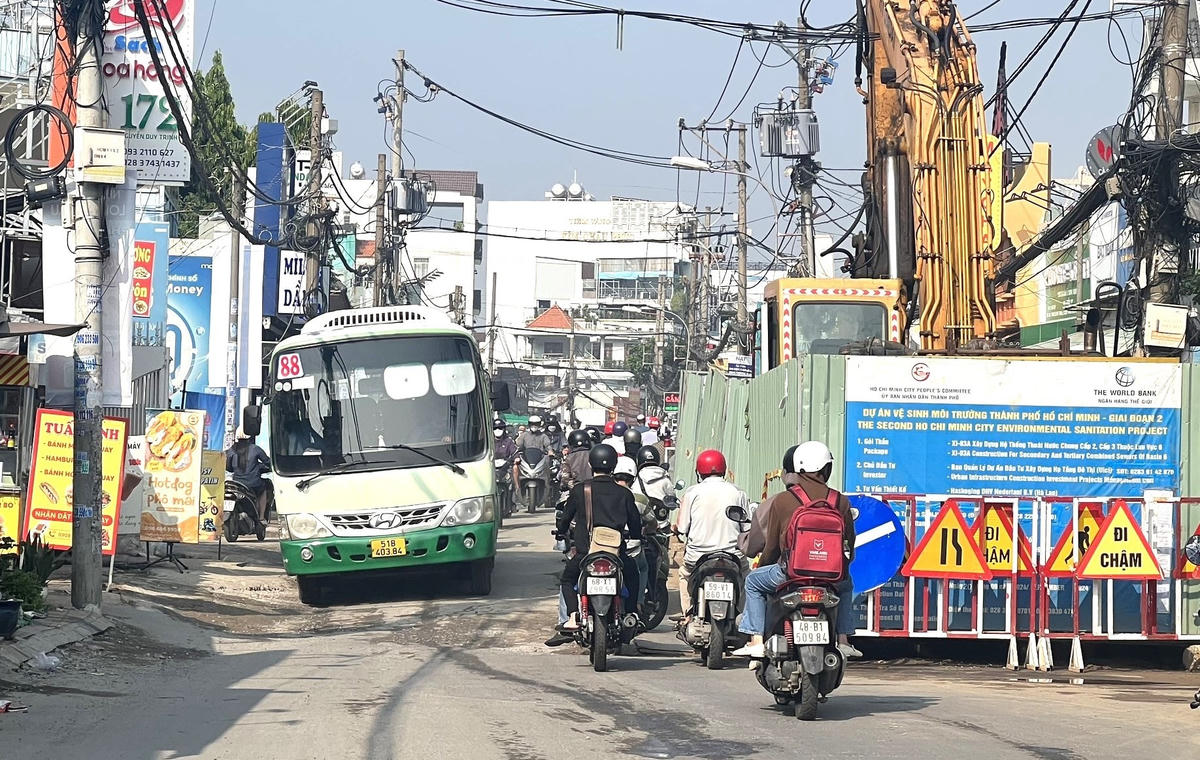 Rào chắn trên đường Nguyễn Duy Trinh, đoạn qua phường Bình Trưng Tây, TP Thủ Đức.