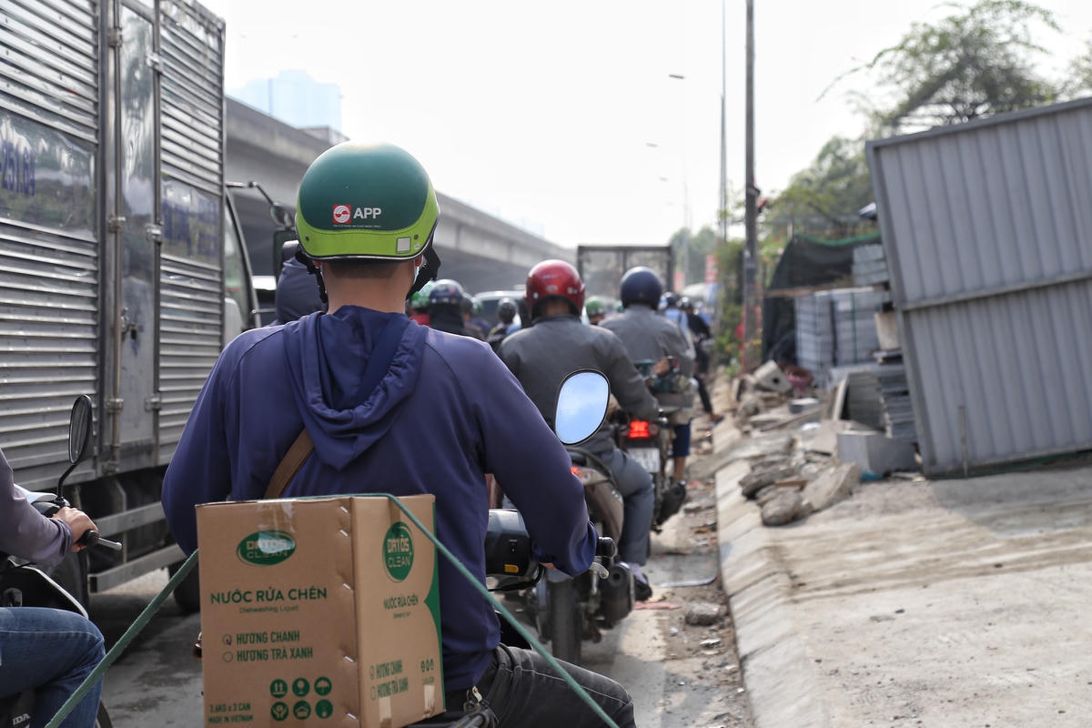 Người dân chôn chân dài hàng cây số vì ùn tắc.