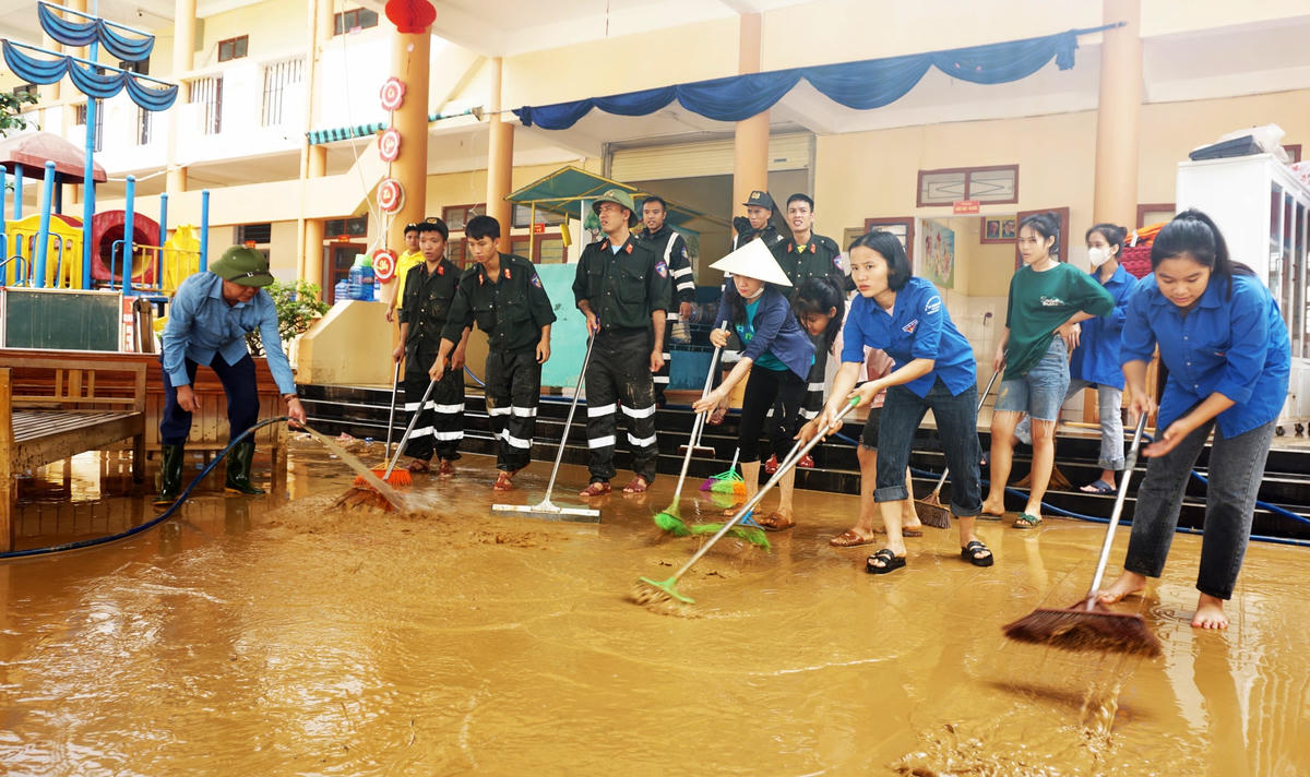 Hàng trăm chiến sĩ Trung đoàn cảnh sát cơ động Bộ Công an cùng với các lực lượng đoàn thanh niên, giáo viên... đã tập trung lau chùi bàn ghế, nền nhà các lớp học và sân trường.