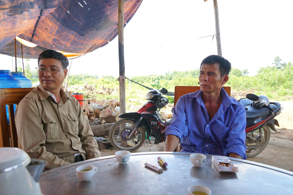 Ông Trần Danh Việt, xã Thanh Sơn (áo xanh) một trong những hộ dân ủng hộ chủ trương thu hồi đất lâm nghiệp giao khoán.