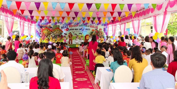 Cô và trò trường Mầm non Ninh Mỹ, huyện Hoa Lư tổ chức khai giảng năm học mới.