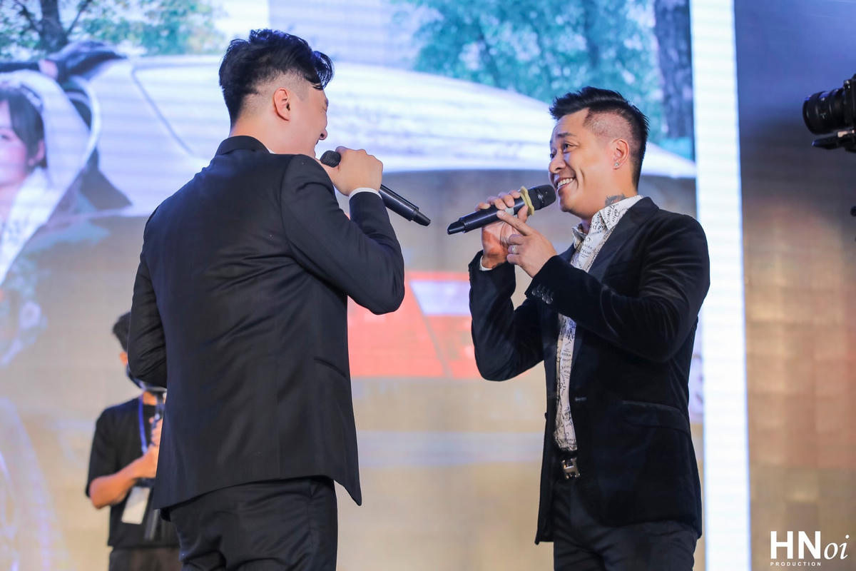 Tuấn Hưng song ca cùng với Anh Tuấn trong đám cưới. Ngoài đời, cả hai là anh em thân thiết. 