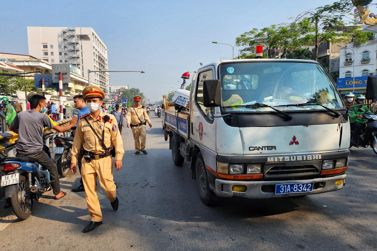 Theo tài xế lái xe taxi Hoàng Sa mang BKS 30E-452.xx cho biết, thường xuyên chở khách đến Bệnh viện Bạch Mai, vừa đỗ lại đây với mong muốn xem có khách để chở thì bị CSGT xử lý.