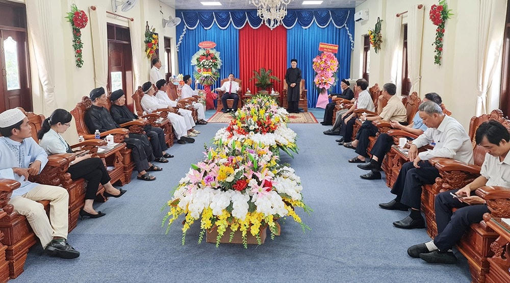 Đoàn công tác đến  đến thăm, chúc mừng Ban Trị sự Trung ương Phật hội Tứ Ân Hiếu Nghĩa.