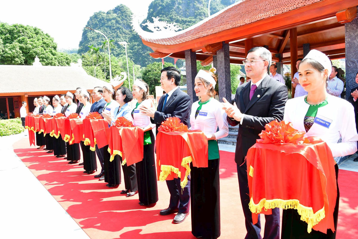 Các đại biểu cắt băng khánh thành công trình tôn tạo di tích Bác Hồ về thăm Tập đoàn sản xuất Chí Hòa. Ngược dòng lịch sử, ngày 19/10/1958, trong chuyến đi thăm đồng bào các dân tộc và cán bộ tỉnh Hòa Bình, Chủ tịch Hồ Chí Minh đã về thăm Sư đoàn Bộ đội miền Nam tập kết đóng ở huyện Lương Sơn và Tập đoàn sản xuất Chí Hòa. 