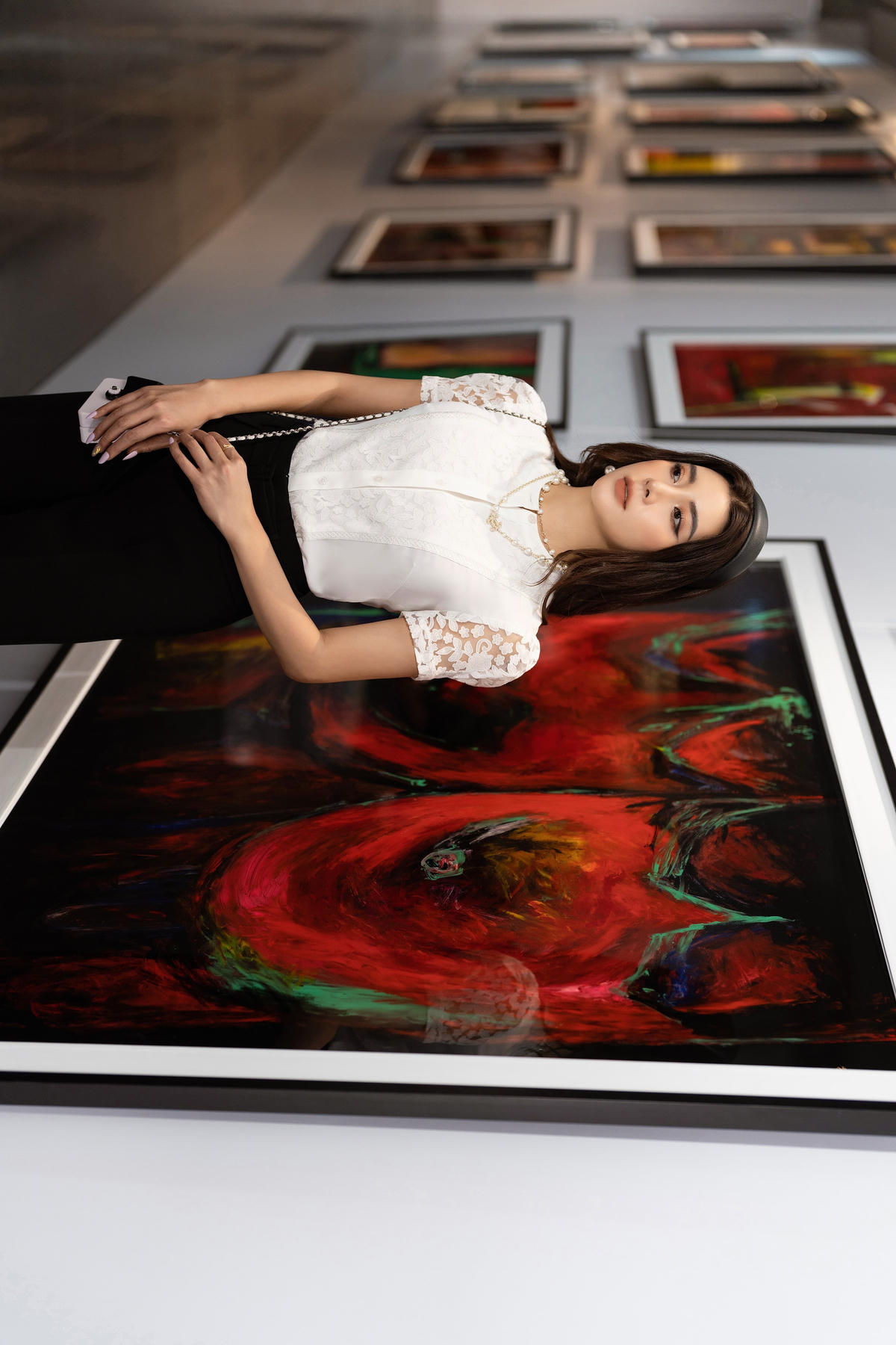 Chỉ với một chút nhấn nhá của 2 màu đen trắng, Á hậu Yan My trở nên điệu đà, cá tính pha lẫn chất nổi loạn, sexy.