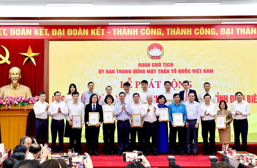 Agribank trao 5 tỷ đồng, hỗ trợ xây 100 nhà Đại Đoàn Kết tặng hộ nghèo Điện Biên