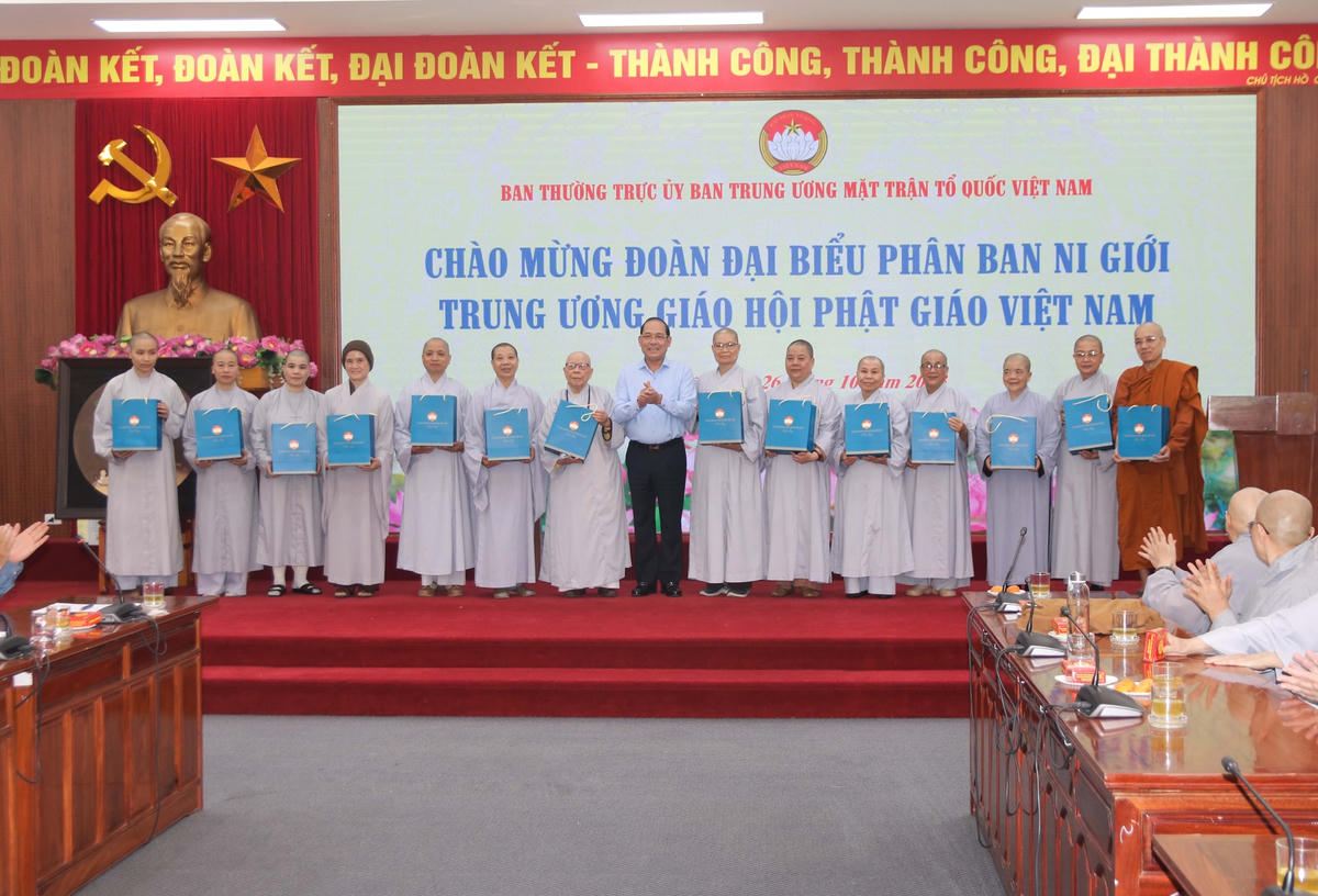 Phó Chủ tịch Hoàng Công Thủy tặng quà lưu niệm cho Đoàn đại biểu Phân ban Ni giới Trung ương GHPG Việt Nam.