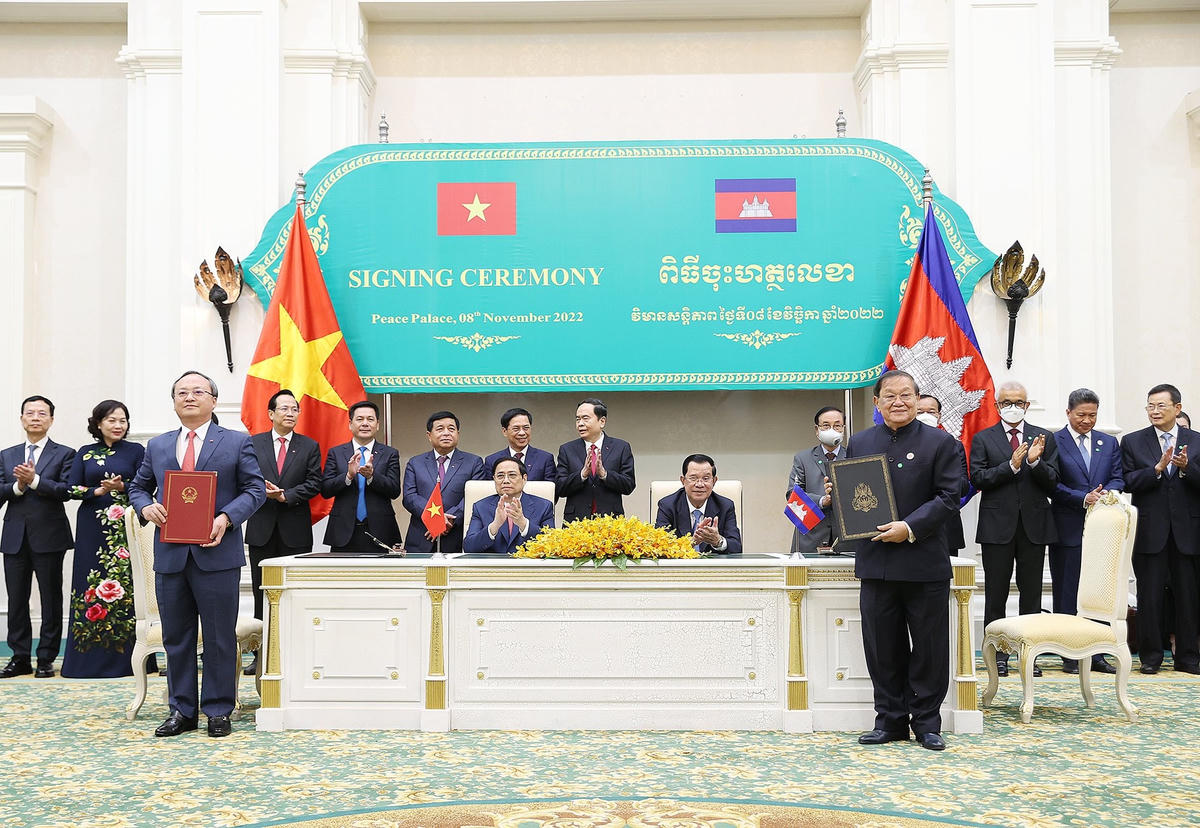 Hai Thủ tướng chứng kiến Lễ ký kết văn kiện giữa hai nước. Ảnh: VGP/Nhật Bắc.