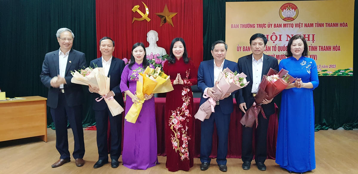Bà Phạm Thị Thanh Thủy, Chủ tịch UBMTTQ, Trưởng Ban Dân vận tỉnh Thanh Hóa chúc mừng các vị vừa được Ủy ban MTTQ tỉnh tín nhiệm hiệp thương cử bổ sung, thay thế tham gia Ủy viên ủy ban, giữ chức Phó Chủ tịch Ủy ban MTTQ tỉnh khóa XIV.