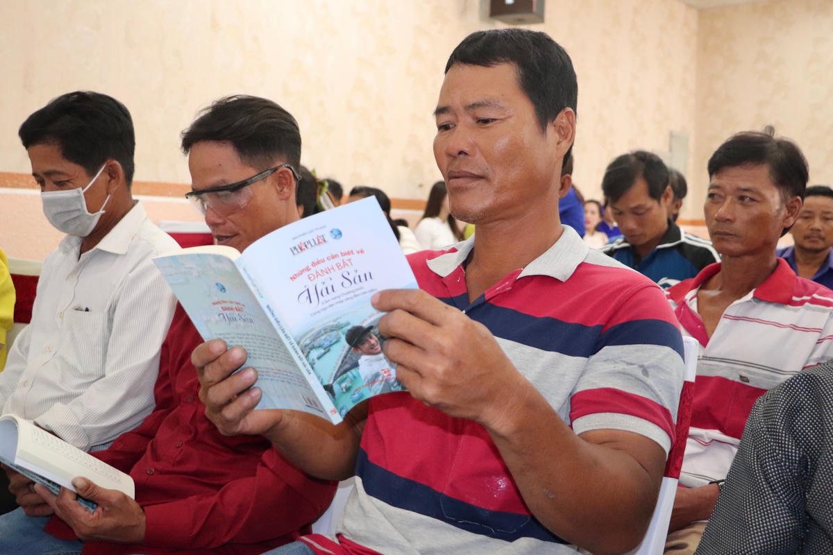 Tại chương trình trình, ngư dân được tăng cuốn cẩm nang "Những điều cần biết về đánh bắt hải sản" với nhiều kiến thức pháp lý trang bị cho bà con khi tham gia đánh bắt trên biển.