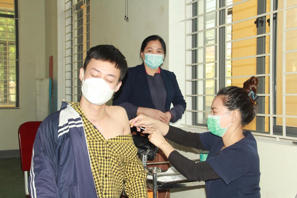 Hà Tĩnh yêu cầu triển khai tiêm mũi nhắc lại cho người từ 12 đến dưới 18 tuổi đảm bảo an toàn, hiệu quả.