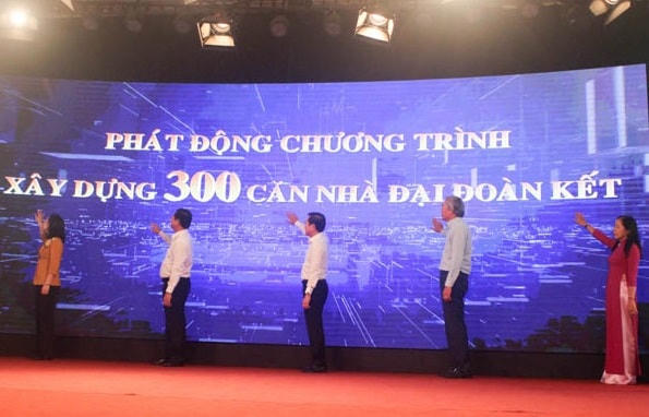 Các lãnh đạo bấm nút phát  động Chương trình xây dựng 300 căn nhà Đại đoàn kết cho hô nghèo tỉnh Ninh Thuận.