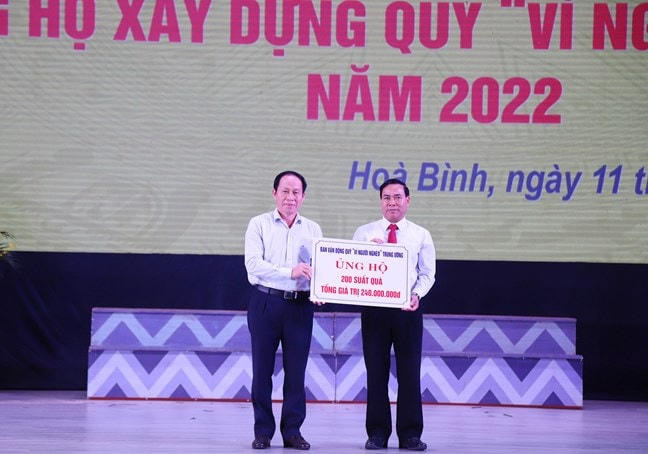 Ông Lê Tiến Châu, Ủy viên Trung ương Đảng, Phó Chủ tịch – Tổng Thư ký UBTƯ MTTQ Việt Nam trao hỗ trợ cho Quỹ "Vì người nghèo" tỉnh Hòa Bình.