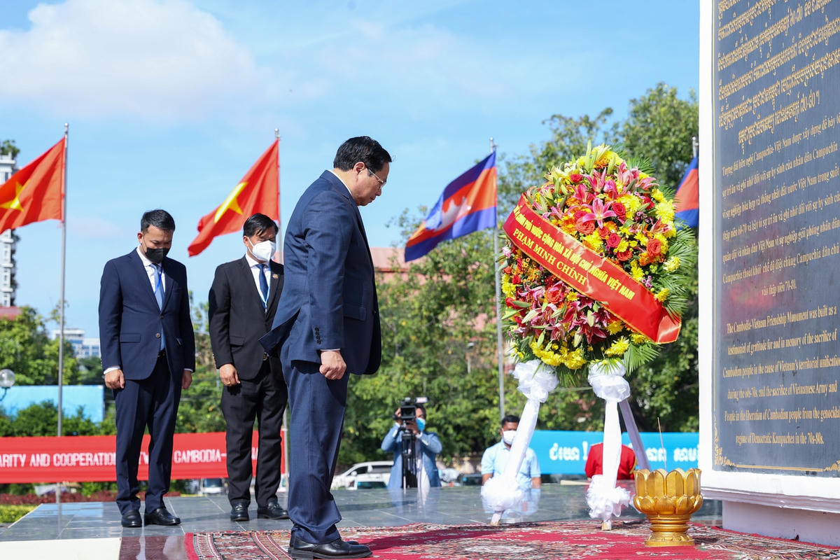 Thủ tướng Phạm Minh Chính đặt vòng hoa tại Đài Hữu nghị Việt Nam - Campuchia.