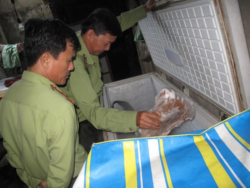 Thực phẩm không rõ nguồn gốc bị cơ quan chức năng bắt giữ tại một điểm tập kết tại TPHCM.