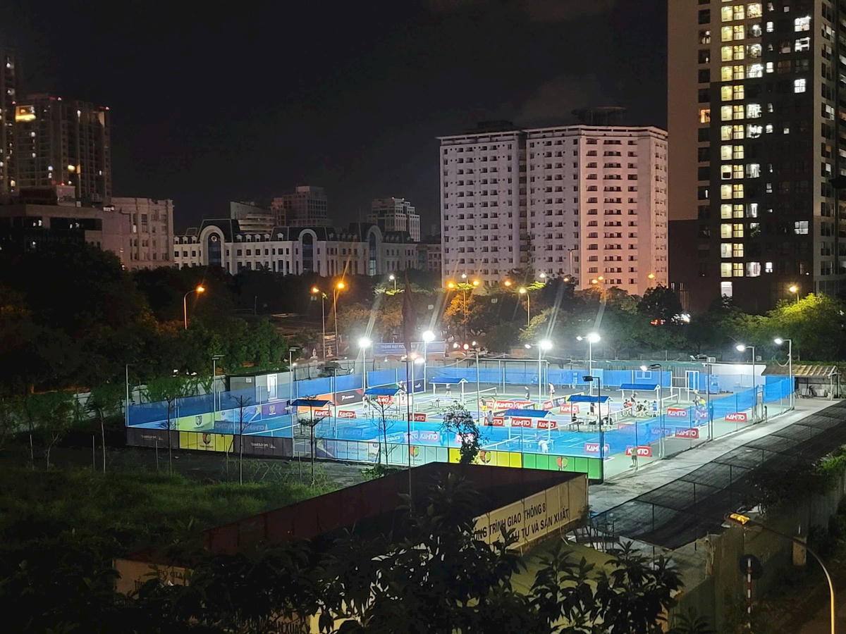 Ban đêm, lượng người chơi đông đúc, hệ thống đèn điện trung tâm sáng trưng.
