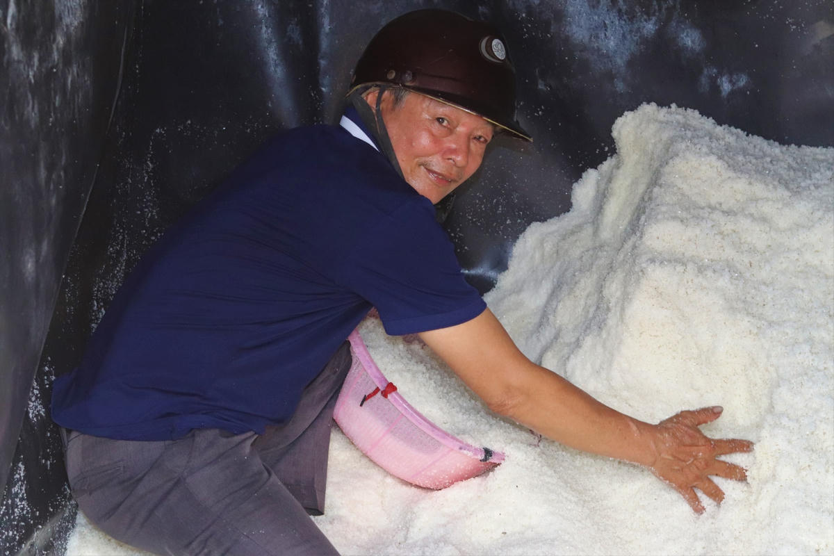 Khi chiều dần ngớt những ánh nắng, các tiểu thương ở các huyện Nga Sơn, Hậu Lộc, Hoằng Hóa lại đổ về các kho muối ở Tam Hòa để lấy hàng.